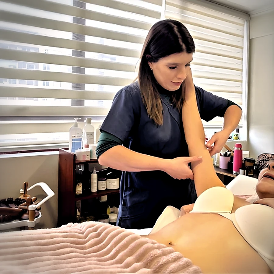 Natalia Bocaz realizando un drenaje linfático en su centro de masoterapia